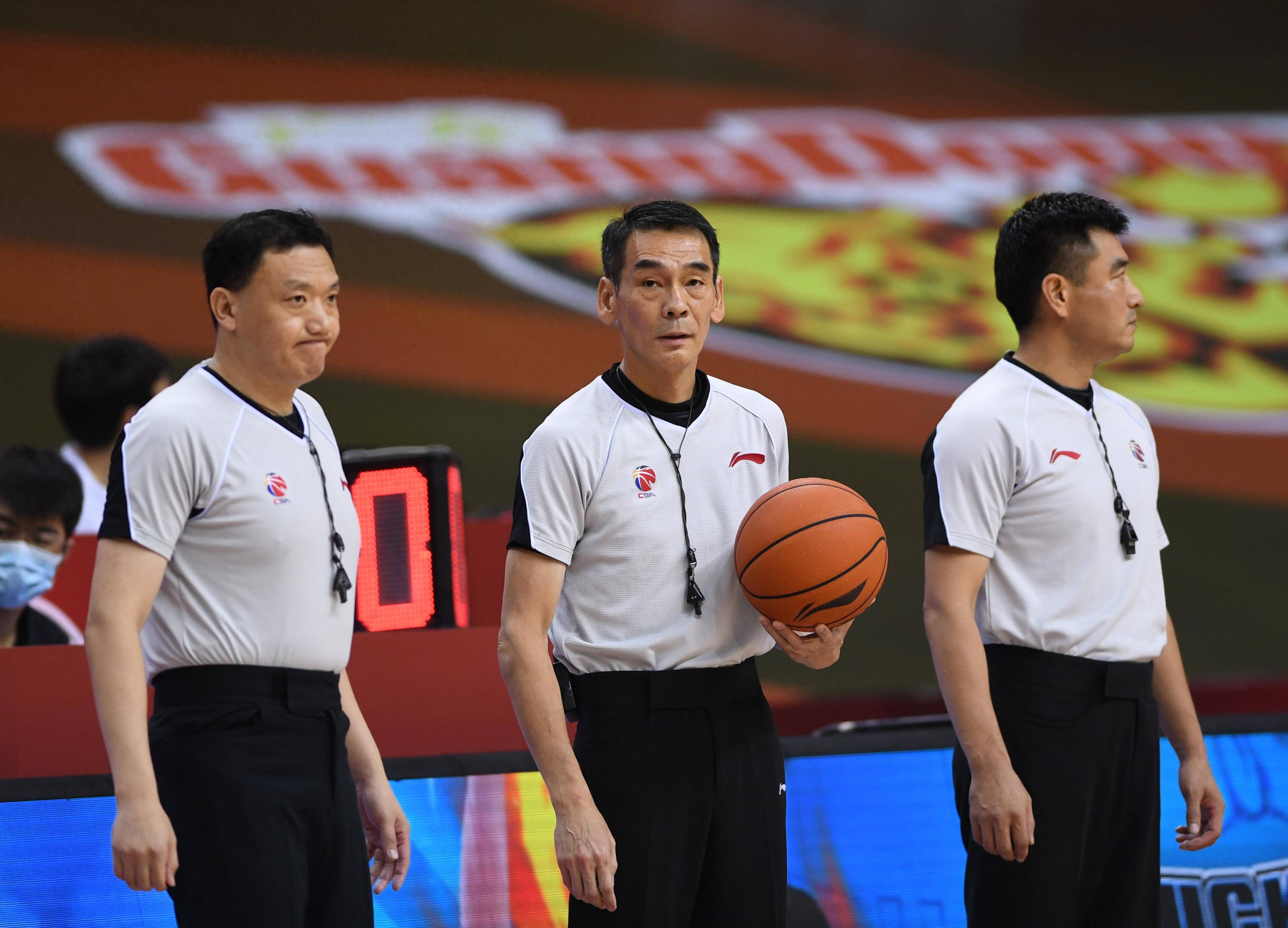 真人视讯平台包含雄鹿球员公开质疑裁判判罚尺度，引争议，只是她的.的词条